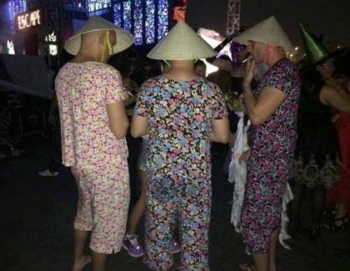 Cầu kỳ làm gì, cứ mặc đồ ngủ ra đường chơi Halloween thế này lại hot! - Ảnh 4. Cầu kỳ làm gì, cứ mặc đồ ngủ ra đường chơi Halloween thế này lại hot! - Ảnh 4.