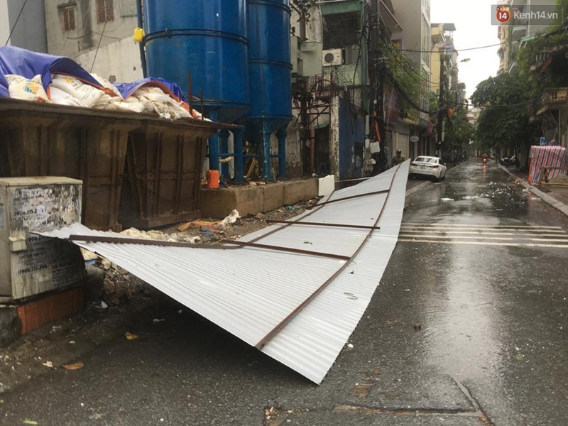 Hà Nội: Một người chết, 5 người bị thương do bão số 1 - Ảnh 8. Hà Nội: Một người chết, 5 người bị thương do bão số 1 - Ảnh 8.