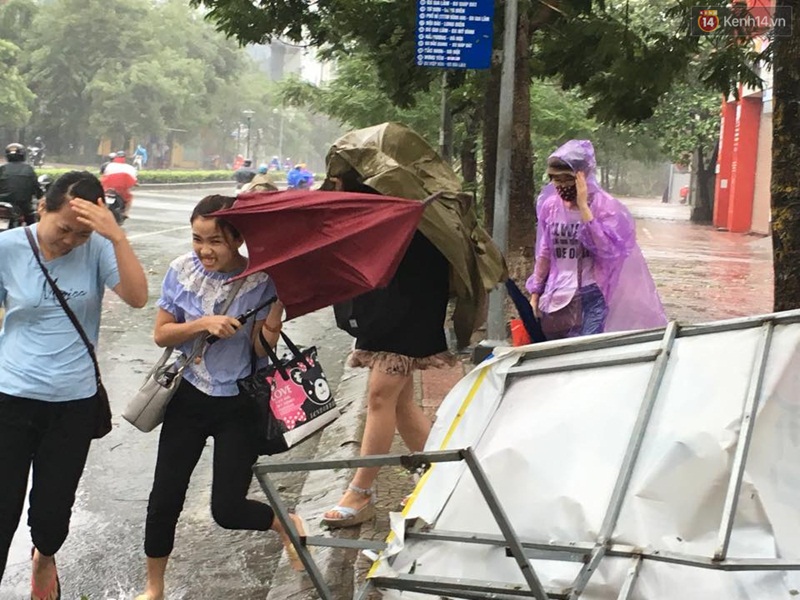 Hà Nội: Một người chết, 5 người bị thương do bão số 1 - Ảnh 6. Hà Nội: Một người chết, 5 người bị thương do bão số 1 - Ảnh 6.