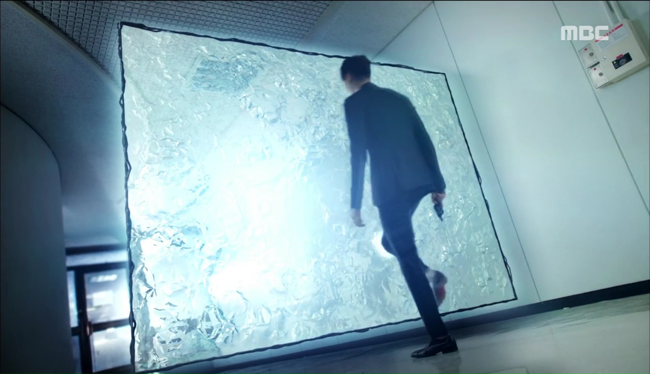 “W”: Lee Jong Suk từ truyện tranh đã bước ra thế giới thực! - Ảnh 20. “W”: Lee Jong Suk từ truyện tranh đã bước ra thế giới thực! - Ảnh 20.