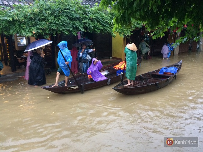 Hội An ngập trong nước lũ, dịch vụ chèo thuyền ngắm phố cổ hút khách - Ảnh 5.