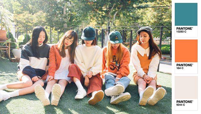 Chụp ảnh cả nhóm thì đừng mặc đồ giống hệt nhau, phối màu theo tông sẽ cool hơn nhiều! - Ảnh 2. Chụp ảnh cả nhóm thì đừng mặc đồ giống hệt nhau, phối màu theo tông sẽ cool hơn nhiều! - Ảnh 2.