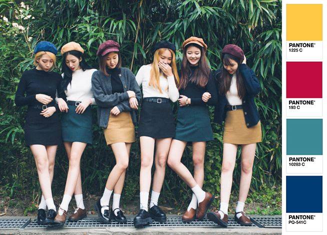 Chụp ảnh cả nhóm thì đừng mặc đồ giống hệt nhau, phối màu theo tông sẽ cool hơn nhiều! - Ảnh 1. Chụp ảnh cả nhóm thì đừng mặc đồ giống hệt nhau, phối màu theo tông sẽ cool hơn nhiều! - Ảnh 1.