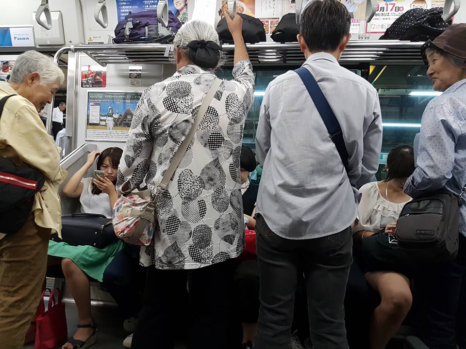 Được nhường ghế trên tàu thì ai chả thích: liệu đây có phải câu chuyện của người già Nhật Bản? - Ảnh 4. Được nhường ghế trên tàu thì ai chả thích: liệu đây có phải câu chuyện của người già Nhật Bản? - Ảnh 4.