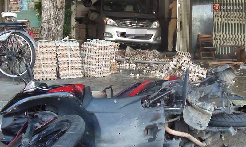 Đà Nẵng: Ô tô lùi xe, lao vào quán cà phê khiến 2 người nguy kịch, chủ quán ngất xỉu - Ảnh 2. Đà Nẵng: Ô tô lùi xe, lao vào quán cà phê khiến 2 người nguy kịch, chủ quán ngất xỉu - Ảnh 2.