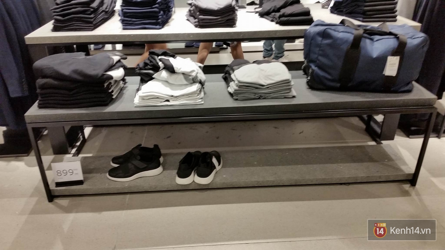 Gần đến giờ đóng cửa, store Zara Việt Nam vẫn đông nghịt, từng hàng dài chờ thanh toán hóa đơn cả chục triệu - Ảnh 18. Gần đến giờ đóng cửa, store Zara Việt Nam vẫn đông nghịt, từng hàng dài chờ thanh toán hóa đơn cả chục triệu - Ảnh 18.