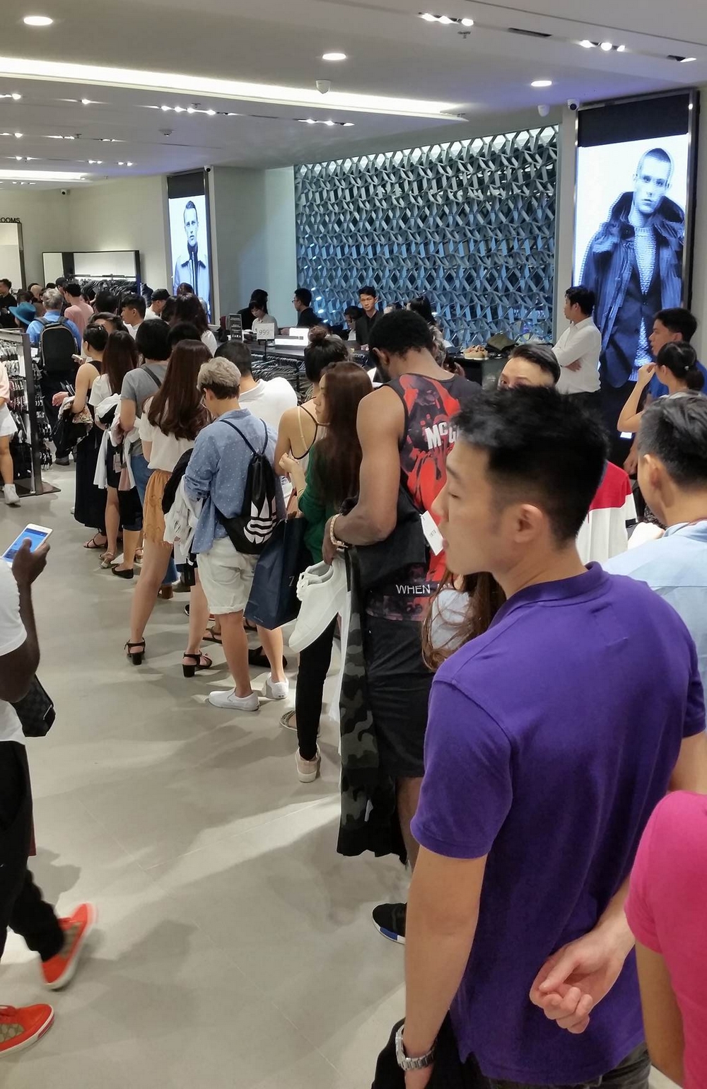 Gần đến giờ đóng cửa, store Zara Việt Nam vẫn đông nghịt, từng hàng dài chờ thanh toán hóa đơn cả chục triệu - Ảnh 17. Gần đến giờ đóng cửa, store Zara Việt Nam vẫn đông nghịt, từng hàng dài chờ thanh toán hóa đơn cả chục triệu - Ảnh 17.