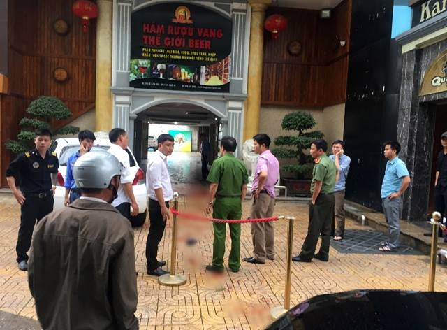 Chém nhau kinh hoàng trước quán karaoke, một người đứt lìa tay - Ảnh 1. Chém nhau kinh hoàng trước quán karaoke, một người đứt lìa tay - Ảnh 1.