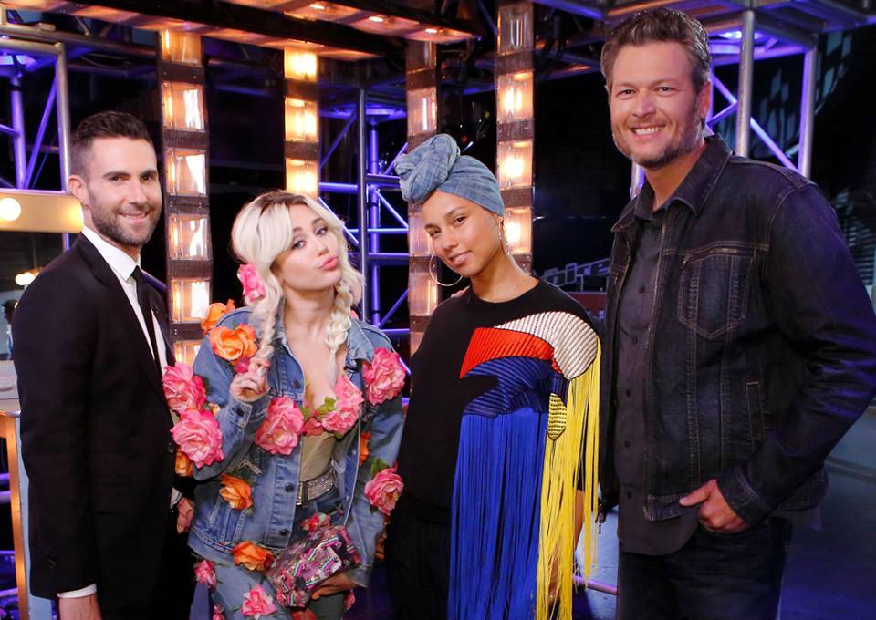 Blake Shelton bất ngờ đòi ôm Adam Levine khiến khán giả thích thú - Ảnh 1. Blake Shelton bất ngờ đòi ôm Adam Levine khiến khán giả thích thú - Ảnh 1.