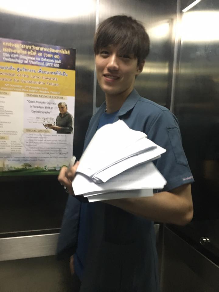 Từ tấm hình chụp lén, chàng trai Thái Lan đã được cư dân mạng truy lùng nhiều nhất ngày - Ảnh 3. Từ tấm hình chụp lén, chàng trai Thái Lan đã được cư dân mạng truy lùng nhiều nhất ngày - Ảnh 3.