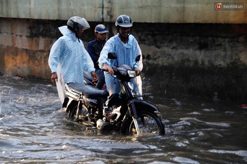 Nước ngập khắp các tuyến đường ở Sài Gòn sau cơn mưa lớn - Ảnh 5. Nước ngập khắp các tuyến đường ở Sài Gòn sau cơn mưa lớn - Ảnh 5.