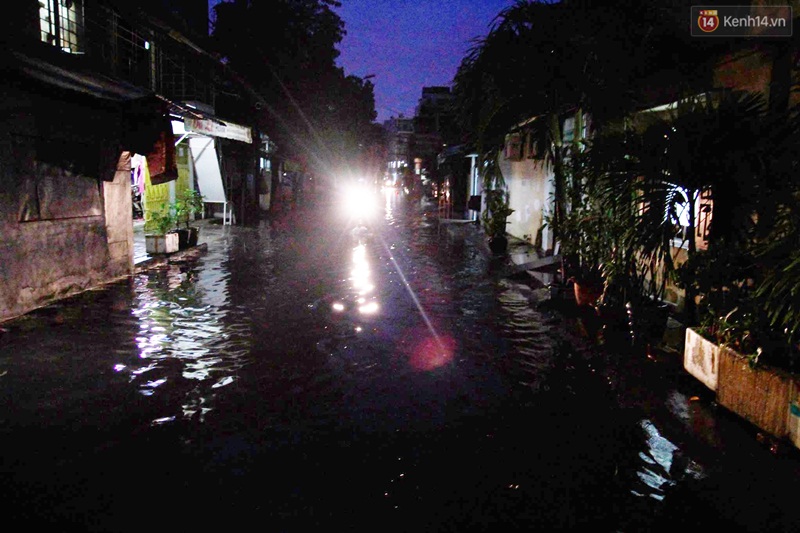 Nước ngập khắp các tuyến đường ở Sài Gòn sau cơn mưa lớn - Ảnh 8. Nước ngập khắp các tuyến đường ở Sài Gòn sau cơn mưa lớn - Ảnh 8.