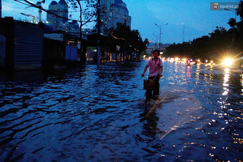 Nước ngập khắp các tuyến đường ở Sài Gòn sau cơn mưa lớn - Ảnh 3. Nước ngập khắp các tuyến đường ở Sài Gòn sau cơn mưa lớn - Ảnh 3.
