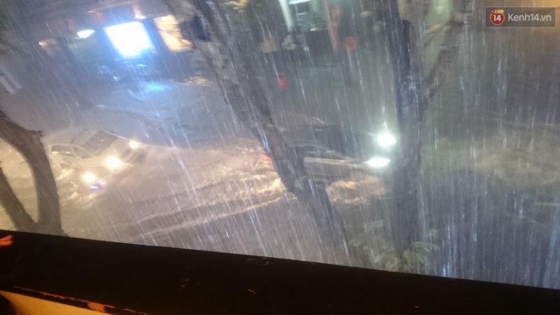 Hàng loạt tuyến đường ở Sài Gòn hỗn loạn vì ngập kinh hoàng trong mưa lớn - Ảnh 14. Hàng loạt tuyến đường ở Sài Gòn hỗn loạn vì ngập kinh hoàng trong mưa lớn - Ảnh 14.