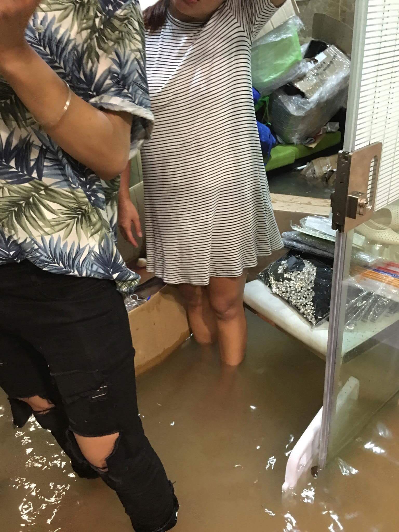 Biệt thự của Đàm Vĩnh Hưng bị mưa ngập đến gần đầu gối, đồ đạc trôi lênh láng - Ảnh 4. Biệt thự của Đàm Vĩnh Hưng bị mưa ngập đến gần đầu gối, đồ đạc trôi lênh láng - Ảnh 4.