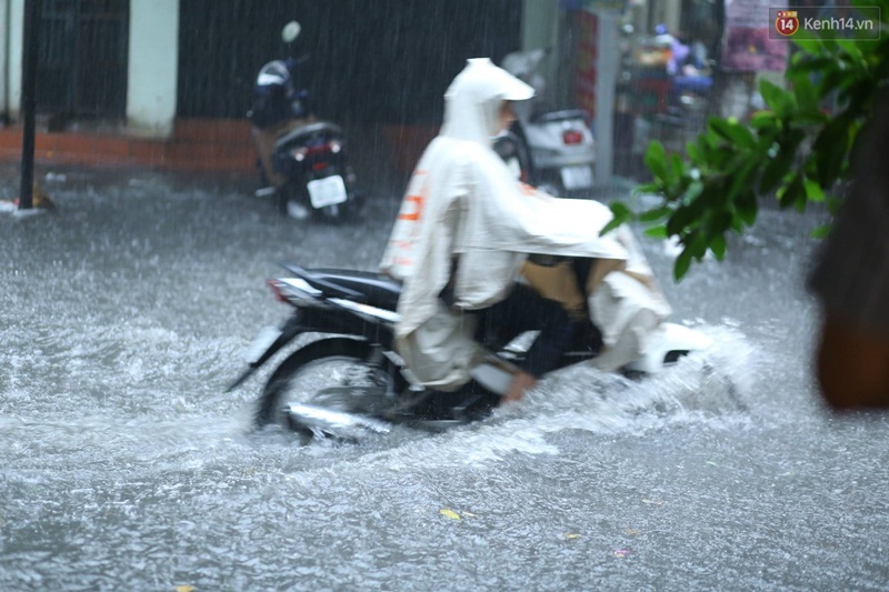 Nhiều tuyến đường ở Hà Nội thất thủ sau trận mưa lớn - Ảnh 2. Nhiều tuyến đường ở Hà Nội thất thủ sau trận mưa lớn - Ảnh 2.