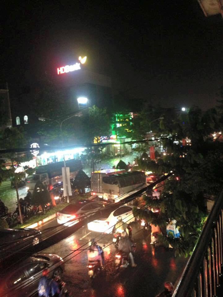 Mưa lớn, nhiều tuyến đường ở Biên Hòa chìm trong biển nước - Ảnh 4. Mưa lớn, nhiều tuyến đường ở Biên Hòa chìm trong biển nước - Ảnh 4.