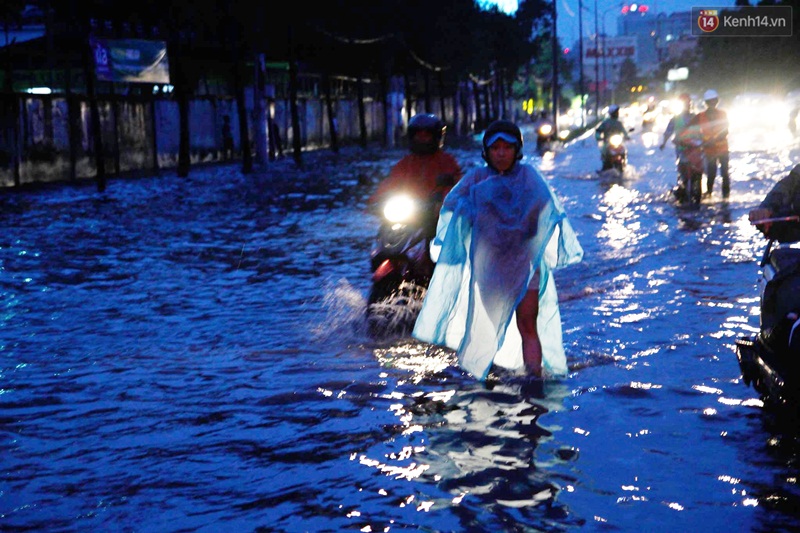 Nước ngập khắp các tuyến đường ở Sài Gòn sau cơn mưa lớn - Ảnh 4. Nước ngập khắp các tuyến đường ở Sài Gòn sau cơn mưa lớn - Ảnh 4.