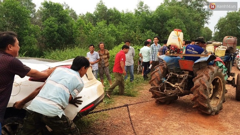 Người dân truy đuổi nam thanh niên lái xe ô tô tông chết người rồi bỏ chạy - Ảnh 2. Người dân truy đuổi nam thanh niên lái xe ô tô tông chết người rồi bỏ chạy - Ảnh 2.