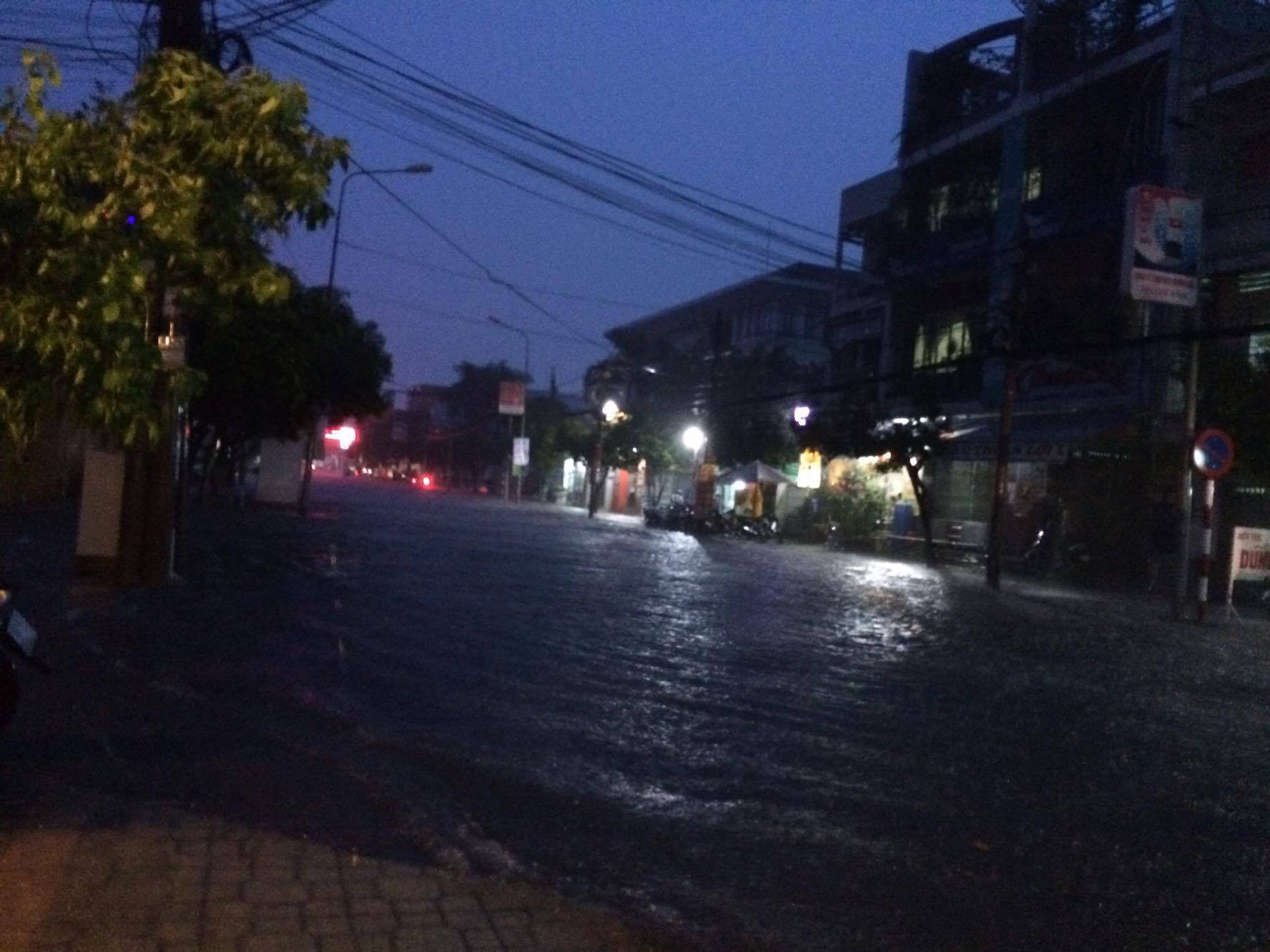 Mưa lớn, nhiều tuyến đường ở Biên Hòa chìm trong biển nước - Ảnh 8. Mưa lớn, nhiều tuyến đường ở Biên Hòa chìm trong biển nước - Ảnh 8.