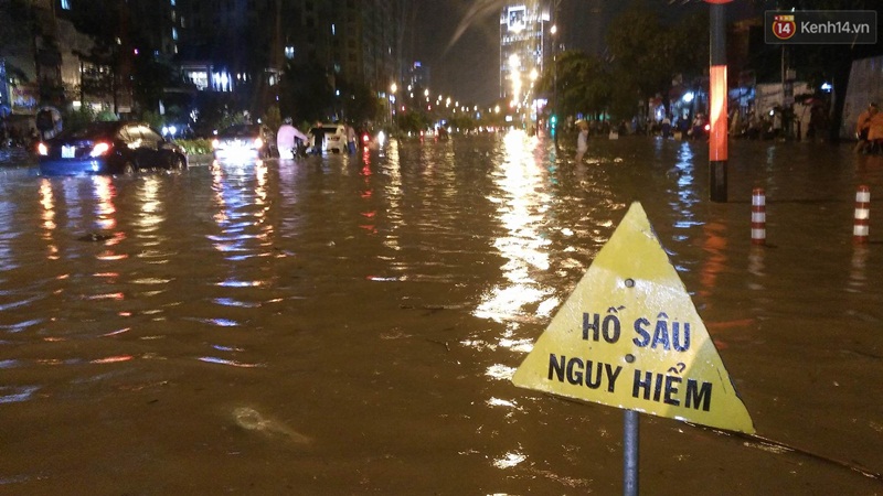 Hàng loạt tuyến đường ở Sài Gòn hỗn loạn vì ngập kinh hoàng trong mưa lớn - Ảnh 22. Hàng loạt tuyến đường ở Sài Gòn hỗn loạn vì ngập kinh hoàng trong mưa lớn - Ảnh 22.