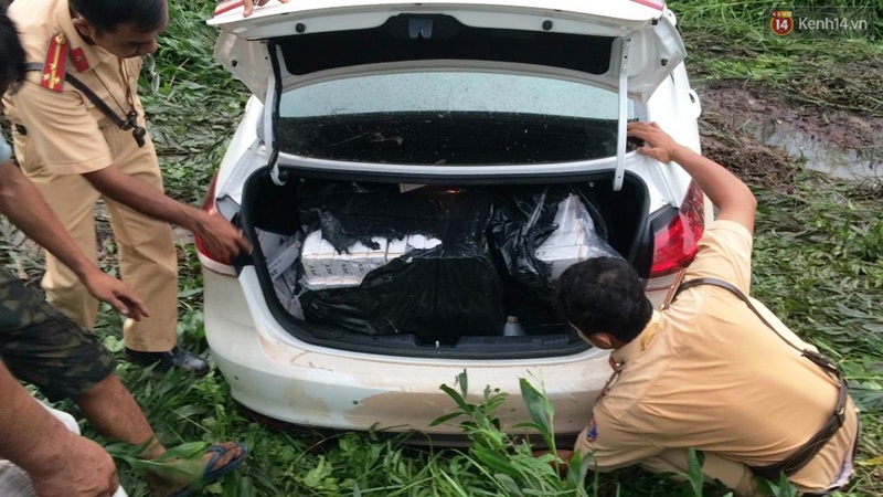 Người dân truy đuổi nam thanh niên lái xe ô tô tông chết người rồi bỏ chạy - Ảnh 3. Người dân truy đuổi nam thanh niên lái xe ô tô tông chết người rồi bỏ chạy - Ảnh 3.