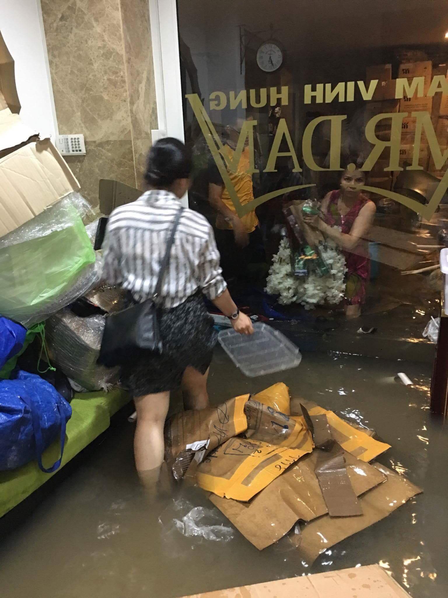 Biệt thự của Đàm Vĩnh Hưng bị mưa ngập đến gần đầu gối, đồ đạc trôi lênh láng - Ảnh 6. Biệt thự của Đàm Vĩnh Hưng bị mưa ngập đến gần đầu gối, đồ đạc trôi lênh láng - Ảnh 6.