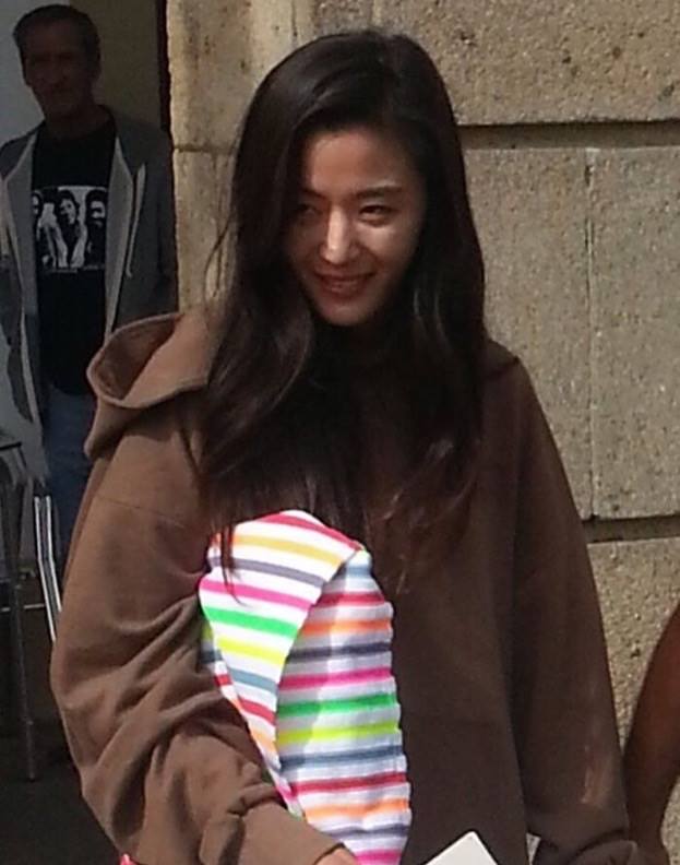 Lee Min Ho lôi xềnh xệch mợ Chảnh Jeon Ji Hyun giữa phố - Ảnh 3. Lee Min Ho lôi xềnh xệch mợ Chảnh Jeon Ji Hyun giữa phố - Ảnh 3.