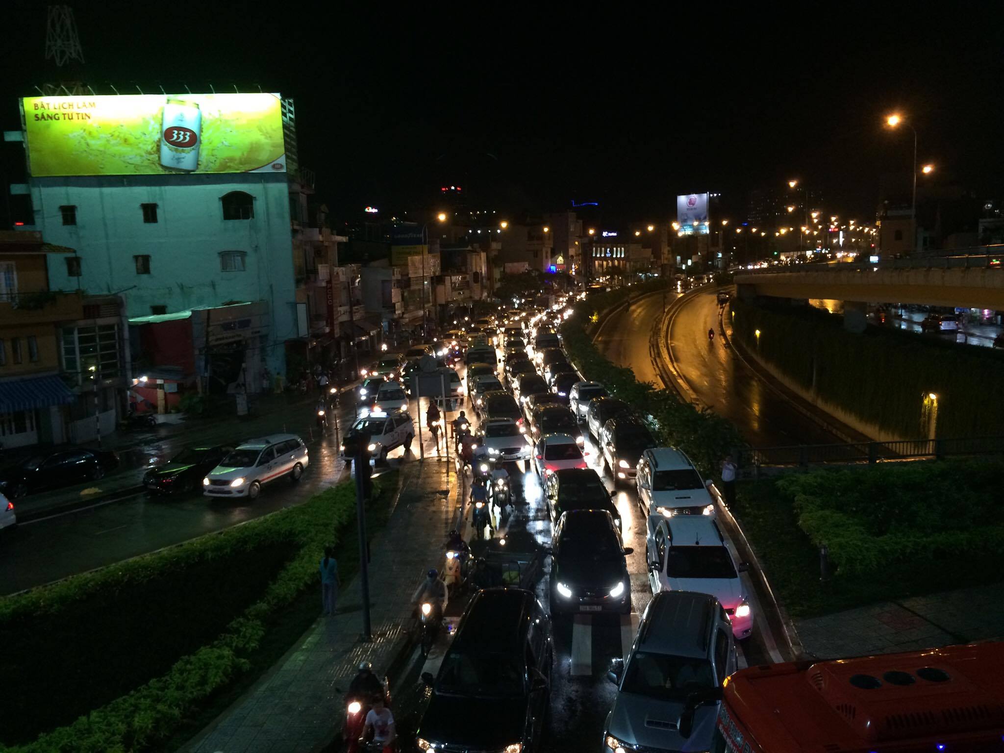Giao thông ở Sài Gòn tê liệt đến gần 9h tối trong trận mưa lịch sử - Ảnh 1. Giao thông ở Sài Gòn tê liệt đến gần 9h tối trong trận mưa lịch sử - Ảnh 1.