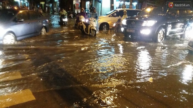 Nhiều tuyến đường ở Hà Nội thất thủ sau trận mưa lớn - Ảnh 11. Nhiều tuyến đường ở Hà Nội thất thủ sau trận mưa lớn - Ảnh 11.