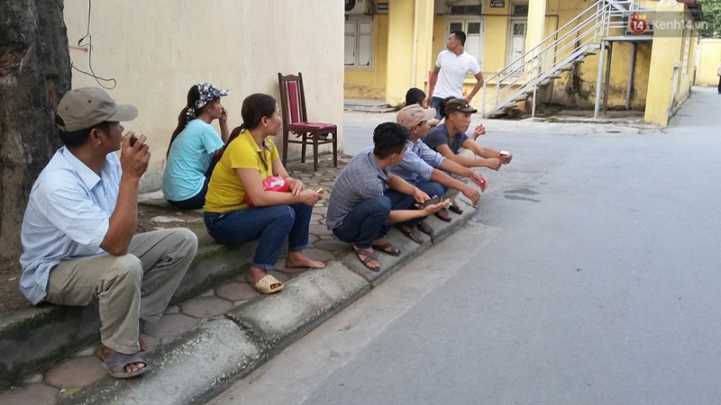 Xe chở tôn trôi tuột trên cầu Mai Lĩnh, người phụ nữ ngồi chờ xe buýt bị cứa cổ tử vong - Ảnh 1. Xe chở tôn trôi tuột trên cầu Mai Lĩnh, người phụ nữ ngồi chờ xe buýt bị cứa cổ tử vong - Ảnh 1.