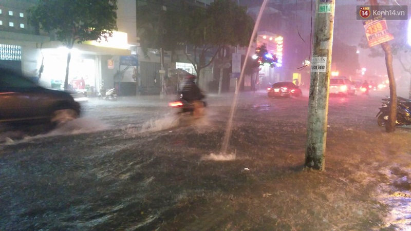 Hàng loạt tuyến đường ở Sài Gòn hỗn loạn vì ngập kinh hoàng trong mưa lớn - Ảnh 8. Hàng loạt tuyến đường ở Sài Gòn hỗn loạn vì ngập kinh hoàng trong mưa lớn - Ảnh 8.