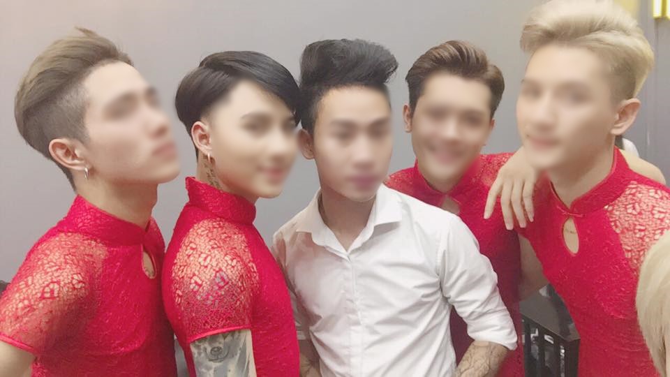 4 anh chàng mặc áo dài đỏ làm lễ tân hot nhất ngày hôm nay! - Ảnh 2. 4 anh chàng mặc áo dài đỏ làm lễ tân hot nhất ngày hôm nay! - Ảnh 2.