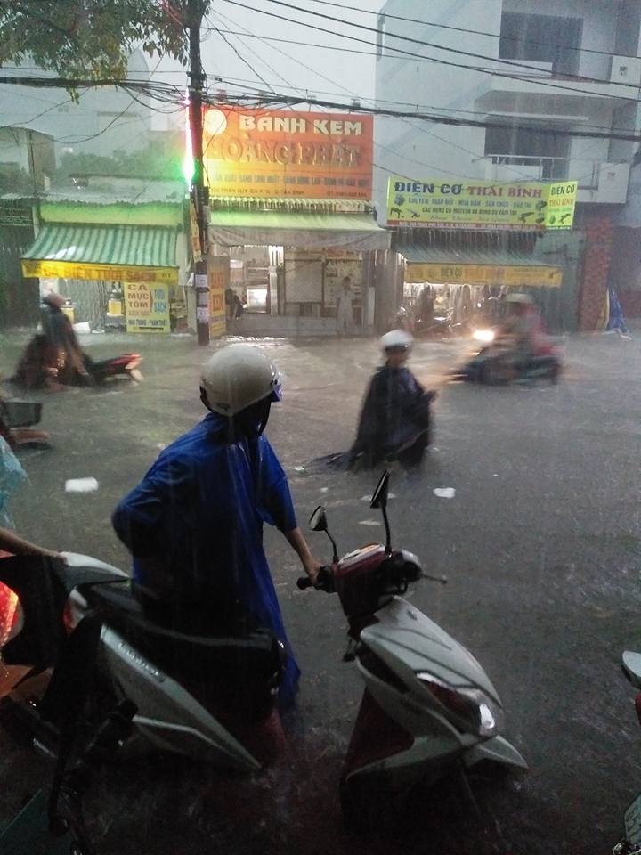 Người mẹ hớt hải lội nước ngập tìm con bị thất lạc trong trận mưa kinh hoàng ở Sài Gòn - Ảnh 3. Người mẹ hớt hải lội nước ngập tìm con bị thất lạc trong trận mưa kinh hoàng ở Sài Gòn - Ảnh 3.