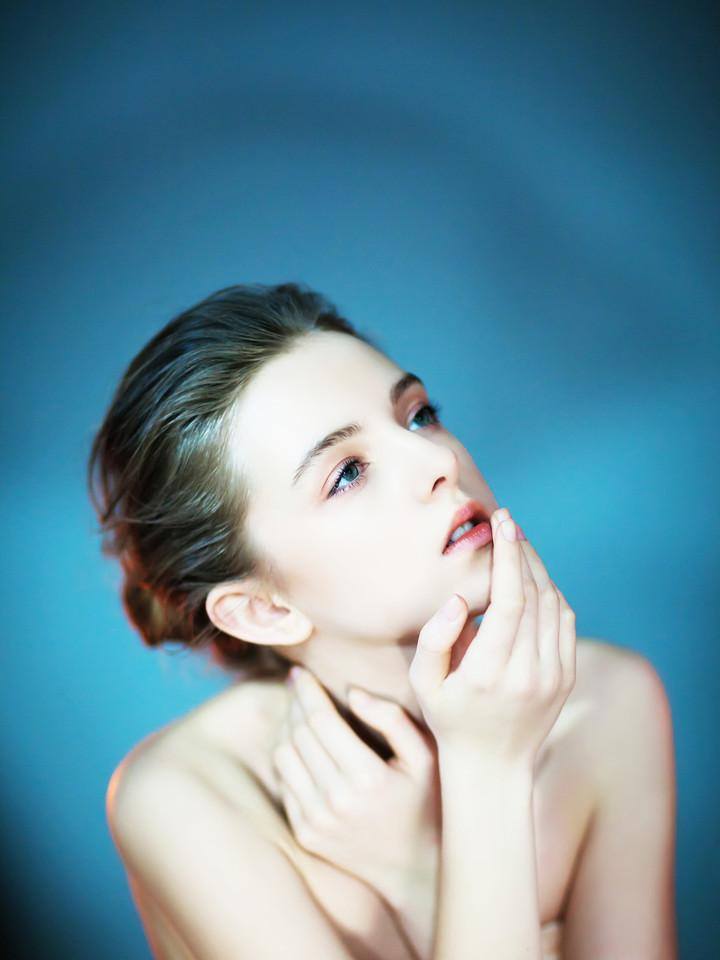 Ngỡ ngàng trước gương mặt đẹp đến thoát tục của nàng mẫu Tây đang gây sốt - Ảnh 2. Ngỡ ngàng trước gương mặt đẹp đến thoát tục của nàng mẫu Tây đang gây sốt - Ảnh 2.