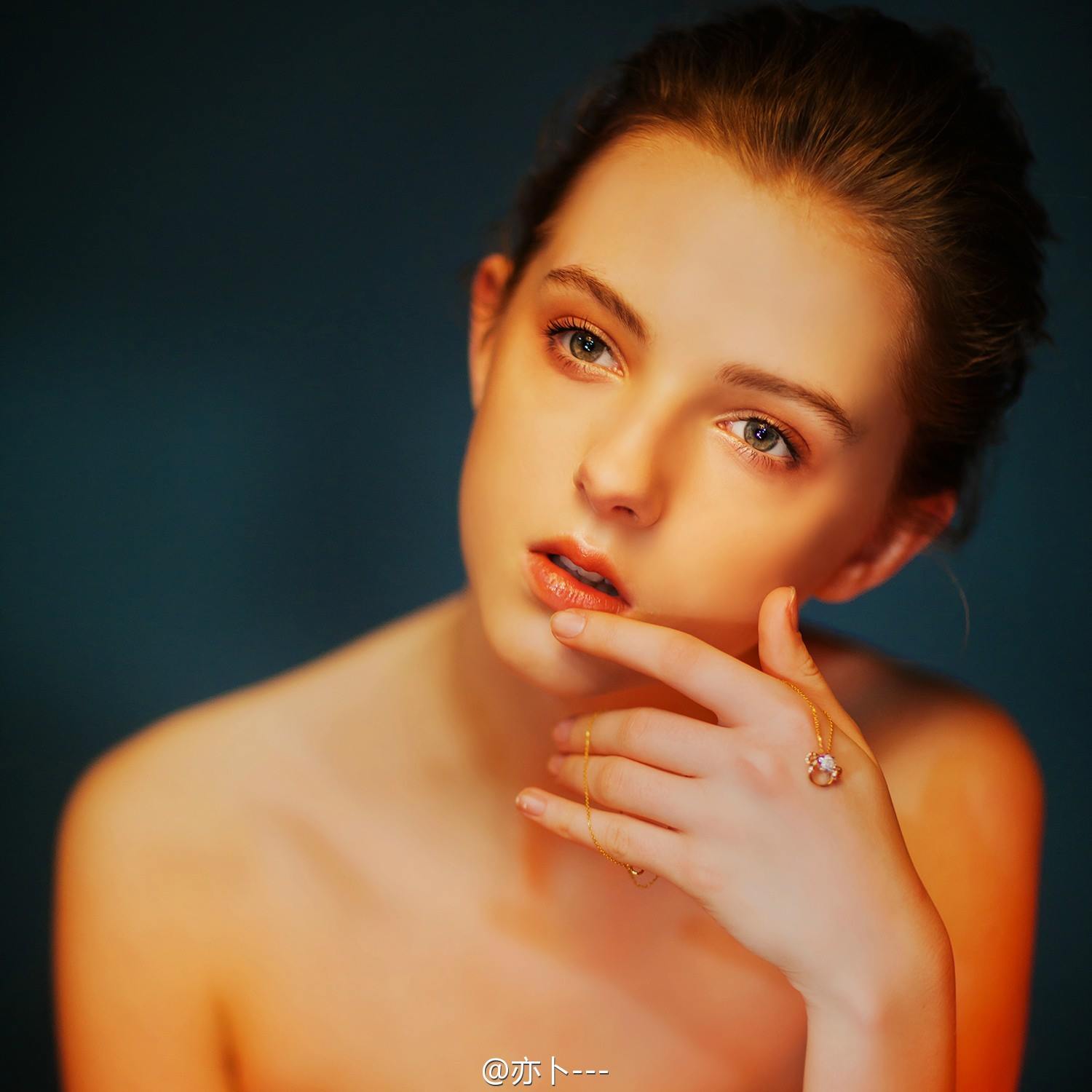 Ngỡ ngàng trước gương mặt đẹp đến thoát tục của nàng mẫu Tây đang gây sốt - Ảnh 1. Ngỡ ngàng trước gương mặt đẹp đến thoát tục của nàng mẫu Tây đang gây sốt - Ảnh 1.