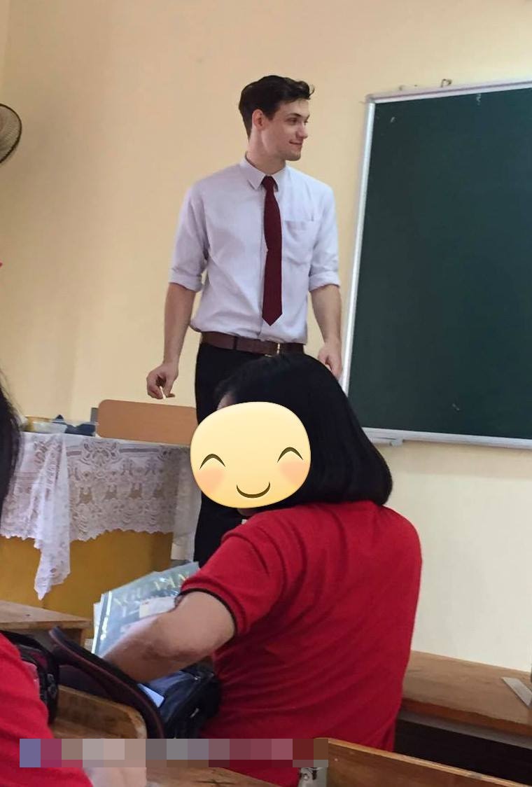 Thêm một thầy giáo Tây khiến HS xuýt xoa: Thế này thì học cả đời em cũng chịu! - Ảnh 3. Thêm một thầy giáo Tây khiến HS xuýt xoa: Thế này thì học cả đời em cũng chịu! - Ảnh 3.