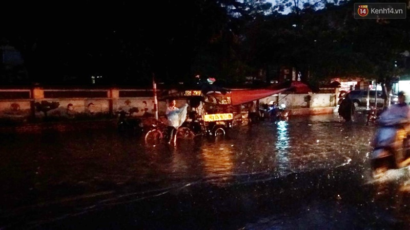 Nhiều tuyến đường ở Hà Nội thất thủ sau trận mưa lớn - Ảnh 15. Nhiều tuyến đường ở Hà Nội thất thủ sau trận mưa lớn - Ảnh 15.