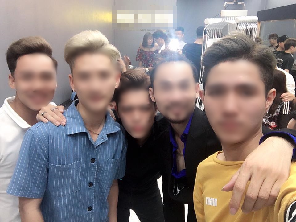 4 anh chàng mặc áo dài đỏ làm lễ tân hot nhất ngày hôm nay! - Ảnh 3. 4 anh chàng mặc áo dài đỏ làm lễ tân hot nhất ngày hôm nay! - Ảnh 3.