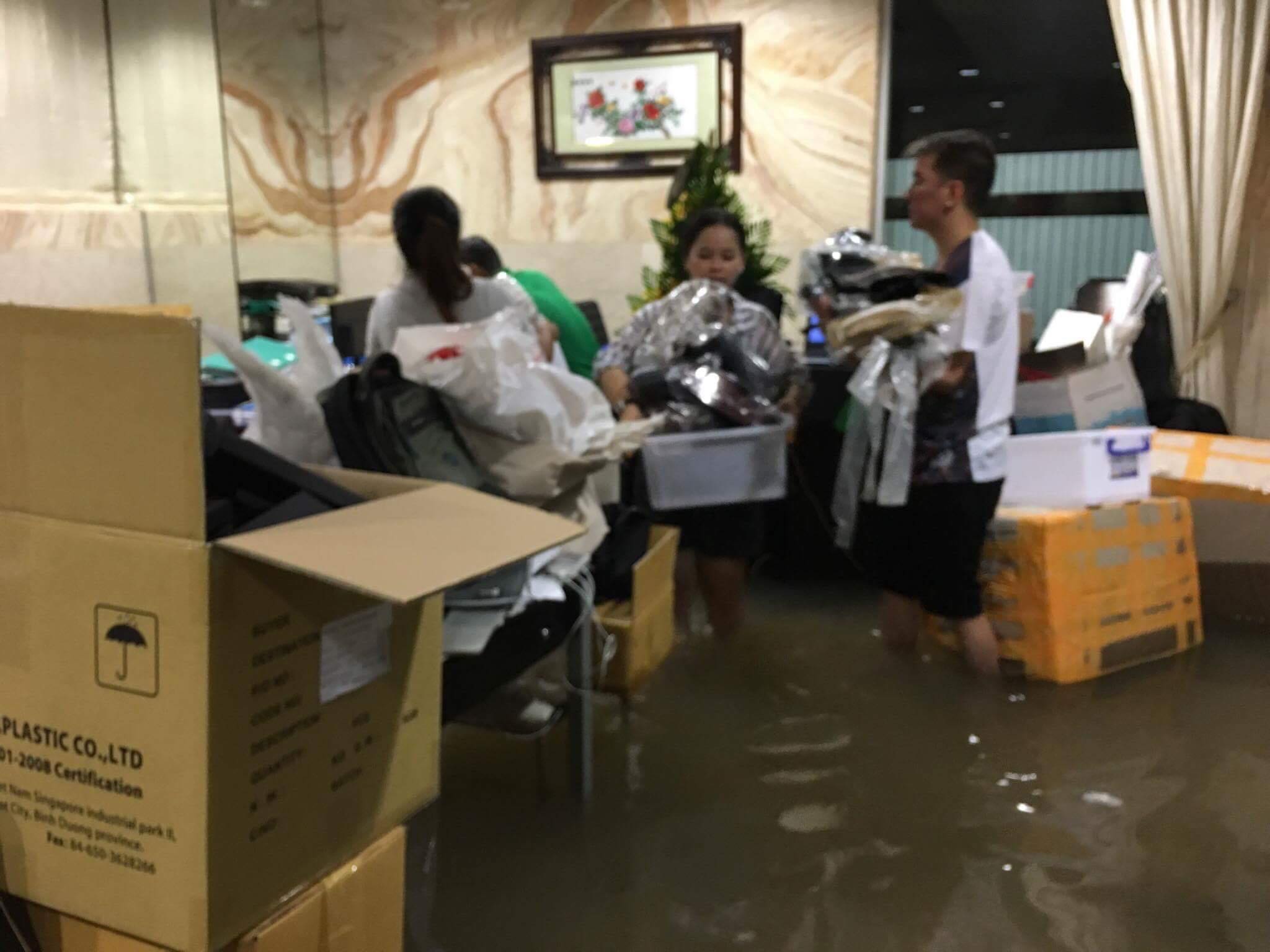 Biệt thự của Đàm Vĩnh Hưng bị mưa ngập đến gần đầu gối, đồ đạc trôi lênh láng - Ảnh 3. Biệt thự của Đàm Vĩnh Hưng bị mưa ngập đến gần đầu gối, đồ đạc trôi lênh láng - Ảnh 3.
