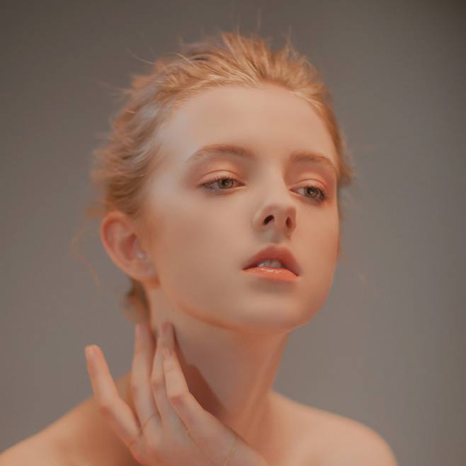 Ngỡ ngàng trước gương mặt đẹp đến thoát tục của nàng mẫu Tây đang gây sốt - Ảnh 5. Ngỡ ngàng trước gương mặt đẹp đến thoát tục của nàng mẫu Tây đang gây sốt - Ảnh 5.