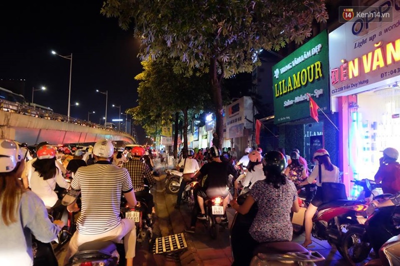 Chùm ảnh: Tắc đường kinh hoàng vào giờ tan tầm ở Hà Nội - Ảnh 6. Chùm ảnh: Tắc đường kinh hoàng vào giờ tan tầm ở Hà Nội - Ảnh 6.