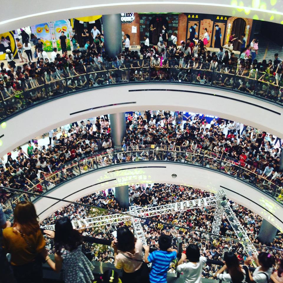 Không cần đến sao Hàn, Noo Phước Thịnh cũng đủ khiến Aeon Mall thất thủ - Ảnh 2. Không cần đến sao Hàn, Noo Phước Thịnh cũng đủ khiến Aeon Mall thất thủ - Ảnh 2.