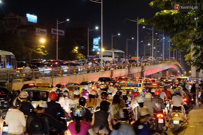 Chùm ảnh: Tắc đường kinh hoàng vào giờ tan tầm ở Hà Nội - Ảnh 4. Chùm ảnh: Tắc đường kinh hoàng vào giờ tan tầm ở Hà Nội - Ảnh 4.
