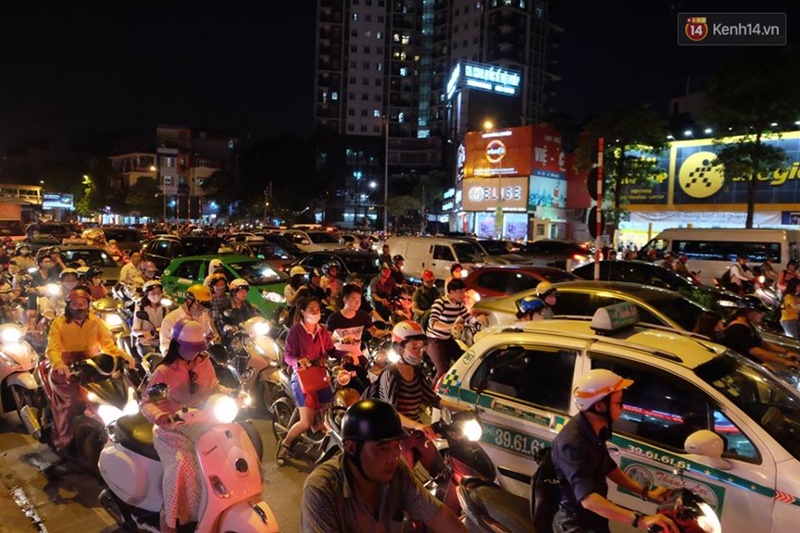 Chùm ảnh: Tắc đường kinh hoàng vào giờ tan tầm ở Hà Nội - Ảnh 5. Chùm ảnh: Tắc đường kinh hoàng vào giờ tan tầm ở Hà Nội - Ảnh 5.
