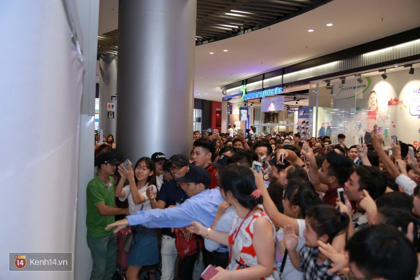 Không cần đến sao Hàn, Noo Phước Thịnh cũng đủ khiến Aeon Mall thất thủ - Ảnh 5. Không cần đến sao Hàn, Noo Phước Thịnh cũng đủ khiến Aeon Mall thất thủ - Ảnh 5.