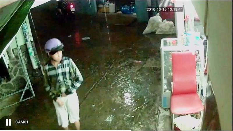Tên cướp táo tợn xông vào cửa tiệm uốn tóc ở Sài Gòn giật điện thoại của khách - Ảnh 2. Tên cướp táo tợn xông vào cửa tiệm uốn tóc ở Sài Gòn giật điện thoại của khách - Ảnh 2.