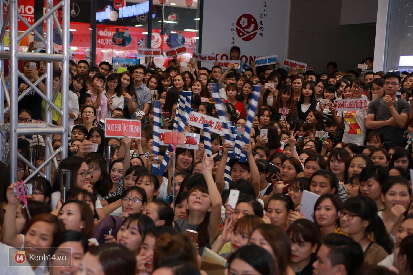 Không cần đến sao Hàn, Noo Phước Thịnh cũng đủ khiến Aeon Mall thất thủ - Ảnh 6. Không cần đến sao Hàn, Noo Phước Thịnh cũng đủ khiến Aeon Mall thất thủ - Ảnh 6.