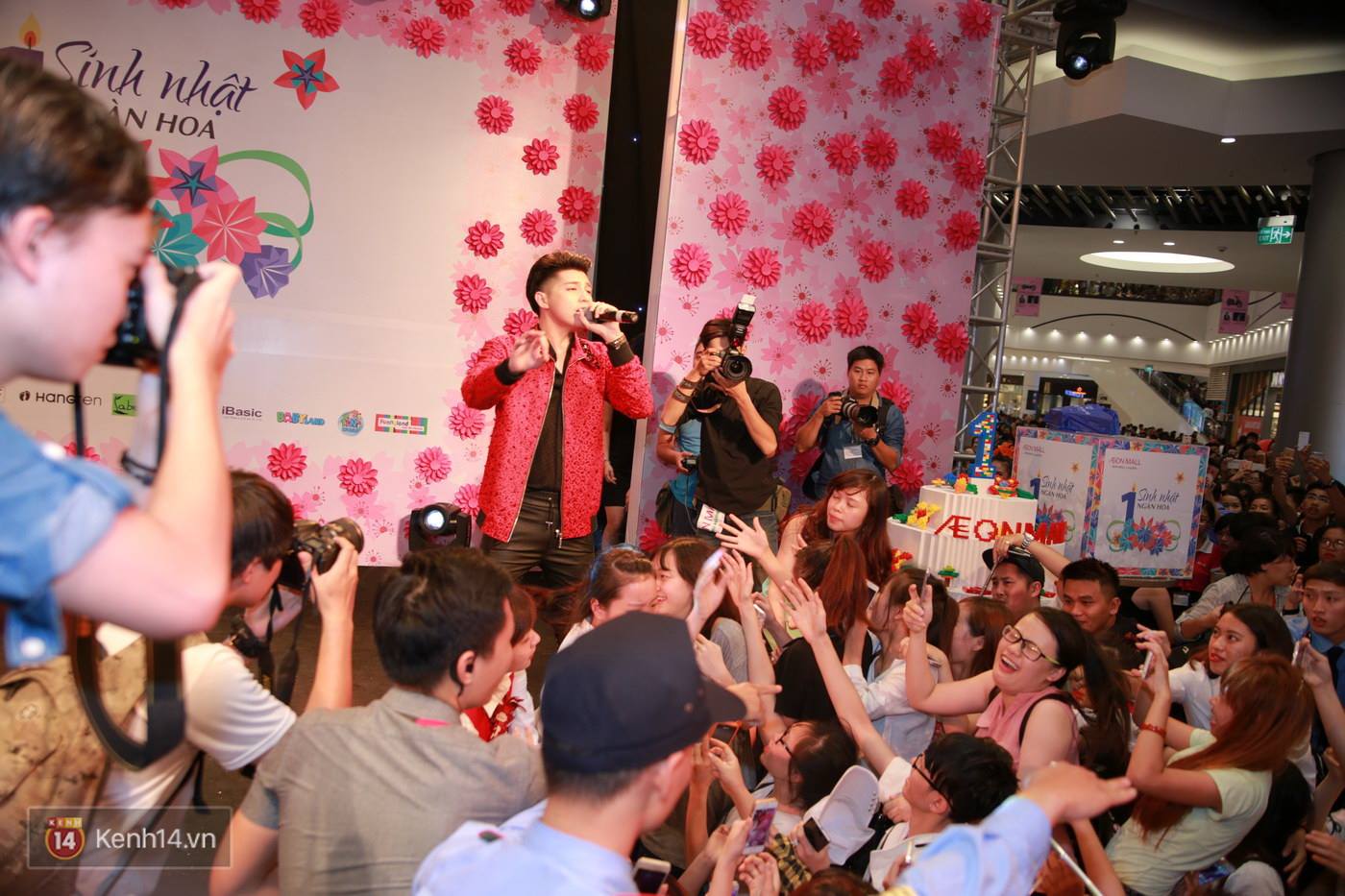 Không cần đến sao Hàn, Noo Phước Thịnh cũng đủ khiến Aeon Mall thất thủ - Ảnh 10. Không cần đến sao Hàn, Noo Phước Thịnh cũng đủ khiến Aeon Mall thất thủ - Ảnh 10.