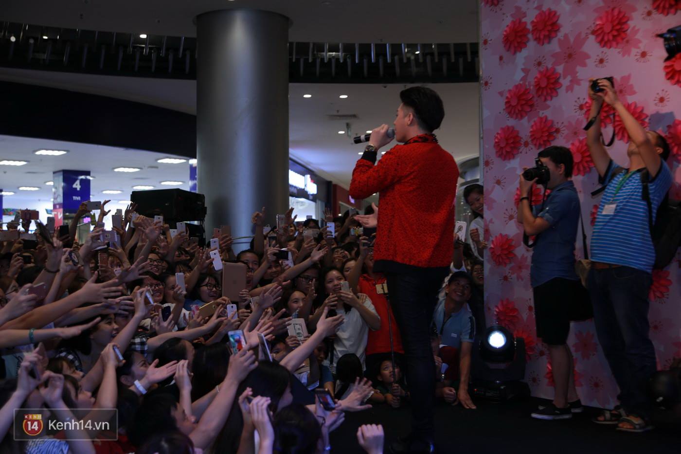 Không cần đến sao Hàn, Noo Phước Thịnh cũng đủ khiến Aeon Mall thất thủ - Ảnh 7. Không cần đến sao Hàn, Noo Phước Thịnh cũng đủ khiến Aeon Mall thất thủ - Ảnh 7.